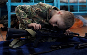 Ảnh: Bên trong ngôi trường học sinh được tập bắn AK ở Nga