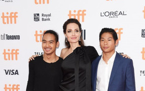 Pax Thiên và Maddox phong cách trên thảm đỏ cùng Angelina Jolie