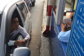 Dùng tiền lẻ trả phí BOT: Không phạm luật nhưng vẫn có thể bị khởi tố