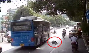 Người đi đường dửng dưng bỏ mặc cụ ông ngã quỵ trên phố đông