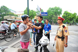 Tặng 2.000 mũ bảo hiểm đạt chuẩn cho tân sinh viên