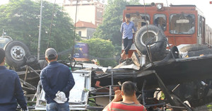 Cố tình băng qua đường sắt, xe tải bị tàu hỏa tông nát ở Hà Nội
