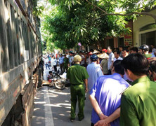 Xe tải tông xe máy, người phụ nữ bị cán chết tại chỗ