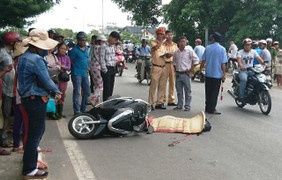 Truy tìm kẻ tông chết người phụ nữ trên phố rồi bỏ trốn