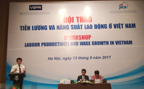 Nghịch lý ở Việt Nam: Lương tối thiểu tăng ‘thả phanh’, năng suất lao động vẫn chậm như ‘rùa bò’