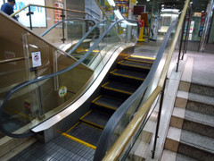 Cảnh báo: Mẹ lơ là, con bị kẹt tay trong thang cuốn