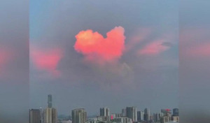 Đám mây hình trái tim hồng rực trên bầu trời Trung Quốc gây xôn xao