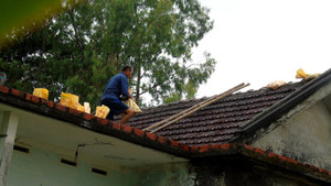 Video: Dân Hà Tĩnh hối hả di dời tài sản, chạy đua với bão số 10 sắp đổ bộ