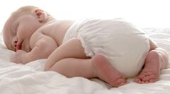 Chân con bị vòng kiềng: Có phải do mẹ không biết nắn chân?