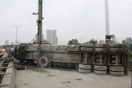 Video: Hiện trường vụ tai nạn thảm khốc xe bồn lật ngang trên đường vành đai 3