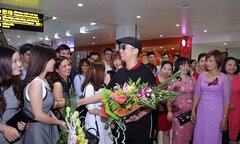 Nhà thiết kế áo dài dát vàng được người hâm mộ chào đón sau tuần lễ thời trang danh tiếng