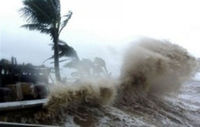 Tin mới nhất bão số 10 sẽ đổ bộ đất liền sáng mai (15/9): Vùng gần tâm bão gió giật cấp 15