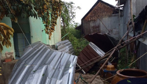 Chưa đổ bộ đất liền, bão số 10 đã gây lốc xoáy cuốn 31 nhà dân