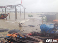 Tin mới nhất bão số 10 mạnh nhất trong 10 năm qua: Sóng biển đánh tan xưởng đóng tàu ở Hà Tĩnh