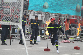Video: Lính cứu hỏa vượt điểm lửa giải cứu nạn nhân