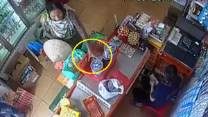 'Nữ quái' chuyên mang nón lá, bao tải đi ăn trộm tái xuất ở cửa hàng sữa