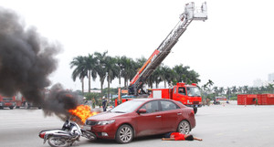 Chiến sỹ cảnh sát phòng cháy cứu người bị ôtô cuốn vào gầm