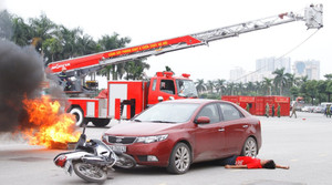 Video: Xem cảnh sát phòng cháy cứu người bị cuốn vào gầm ô tô