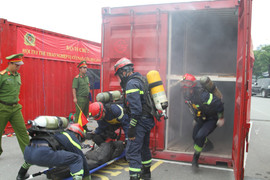 Ảnh: Nín thở xem cảnh sát phòng cháy phá cửa cứu nạn, cứu hộ trong môi trường khói độc