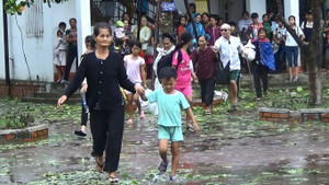 Ảnh: Bão số 10 chưa tan, hàng nghìn người dân Hà Tĩnh vội vã bắt xe về nhà