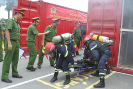 Video: Xem cảnh sát phòng cháy phá cửa cứu nạn nhân đang bị ngạt khí độc