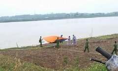 Thi thể nam thanh niên không nguyên vẹn trôi trên sông Hồng