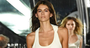 Con gái Cindy Crawford mới chạm sân làng mẫu đã đi catwalk đẹp 'thần sầu'