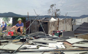 Dân Hà Tĩnh ngao ngán nhìn cảnh tượng đổ nát, tan hoang sau bão số 10