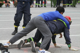 Xem lính cứu hỏa phá khóa, vượt thang ngang cõng nạn nhân mắc kẹt trong chớp mắt