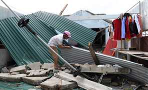 Bão số 10 càn quét miền Trung: 12 người thương vong, hàng chục nghìn ngôi nhà bị tàn phá