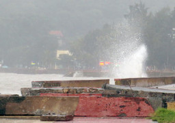 Sóng lớn đập tan kè biển Đồ Sơn sau bão số 10