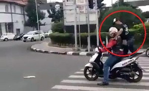 Lấn vạch sang đường của người đi bộ, xe máy lĩnh ‘trái đắng’