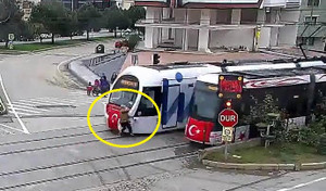 Mải nói chuyện điện thoại, bị tàu điện húc văng