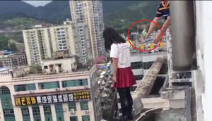 Nữ sinh trầm cảm đòi tự sát, được hiệu trưởng cứu mạng chỉ với 1 chai nước