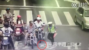 Hành động của cảnh sát trẻ khiến dân mạng ‘tan chảy’