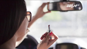 Làm rơi mẩu son trên phố, một phụ nữ bị phạt 5,3 triệu đồng