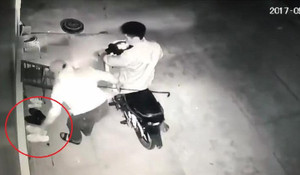 2 thanh niên đi xe máy, trộm dép hàng loạt trước cửa nhà dân