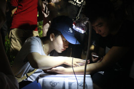 Giới trẻ Hà thành kiếm ‘bộn tiền’ nhờ vẽ Henna tattoo trên phố đi bộ