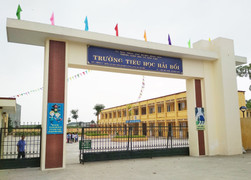 Phụ huynh tố nhà trường ‘lạm thu’, hiệu trưởng giải thích ‘đây có thể là âm mưu chính trị’