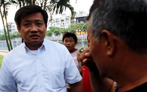 Tài xế xe ôm hốt hoảng khi bị ông Đoàn Ngọc Hải bắt quả tang chuẩn bị tiểu bậy