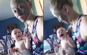 Phì cười phản ứng của bé sơ sinh khi thấy mẹ đắp mặt nạ