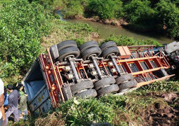 Xe container phơi bụng dưới vực ở Quảng Ninh
