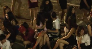 Dân chơi ném ma túy vương vãi khi cảnh sát đột kích quán bar