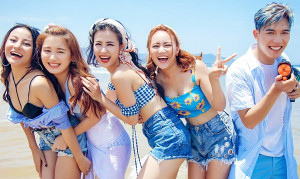 Đông Nhi khoe thân hình gợi cảm, rạng rỡ bên các học trò