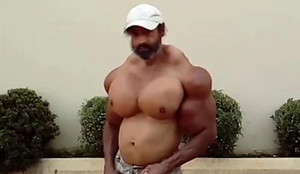 'Quái nhân' bơm dầu để cơ bắp vạm vỡ khiến người xem phát hoảng