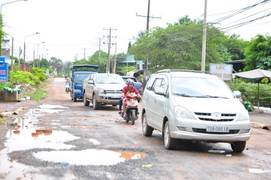 Video: Né BOT, xe tải 'rủ nhau' phá đường dân sinh ở Đồng Nai