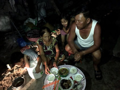 Video: Dân Hà Tĩnh ăn cơm bên đống phế liệu, trẻ em thắp đèn dầu để học sau bão