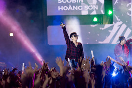 Soobin Hoàng Sơn ‘quẩy’ tưng bừng trong đêm nhạc hội của giới trẻ