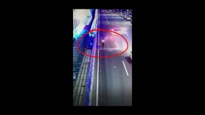 Video: Ô tô phóng bạt mạng húc bay cô gái dưới lòng đường