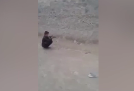 Video: Bé trai thản nhiên cầm súng bắn lon thiếc trên đầu bạn gây sốc